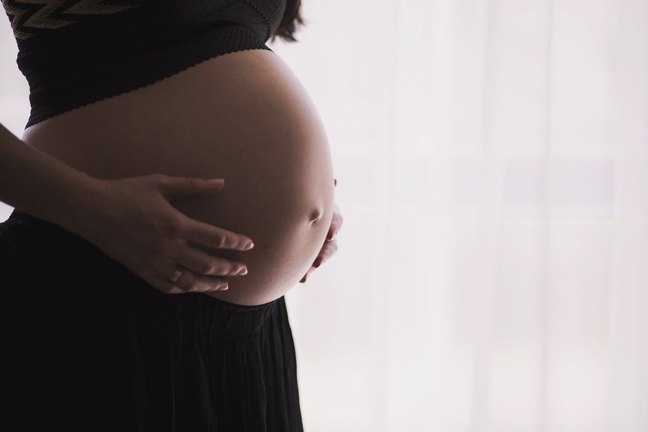 Grávidas não podem mais trabalhar presencialmente na pandemia